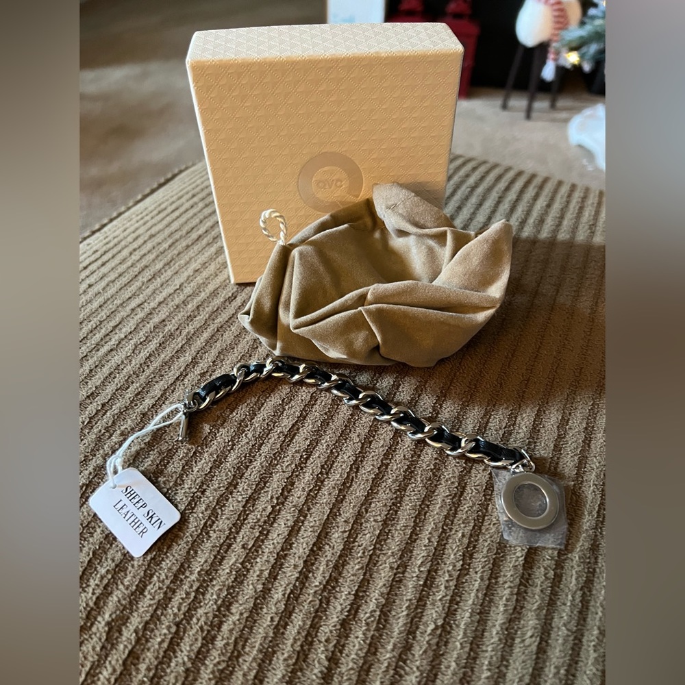 QVC bracelet leather and silver tone brand new - Picture 1 of 1